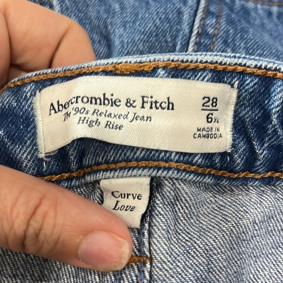 Abercrombie Jeans Curve Love 90s Relaxed Medium Wash Raw hem Worn twice like new - Picture 9 of 9
